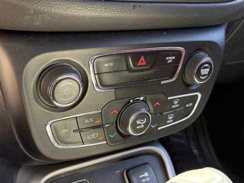Used 2018 Jeep Compass Latitude w/ Popular Equipment Group FWD image 8