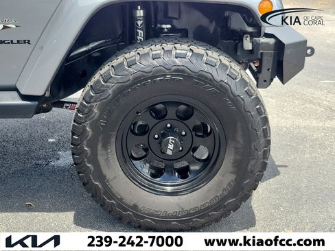 Used 2017 Jeep Wrangler Sahara w/ Connectivity Group AWD/4WD image 7