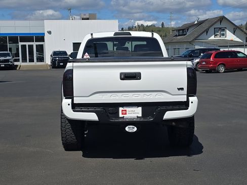 Certified 2022 Toyota Tacoma TRD Off-Road w/ TRD Premium Off Road Package AWD/4WD image 8