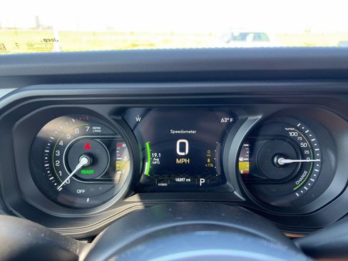 Used 2025 Jeep Wrangler Sahara AWD/4WD image 16