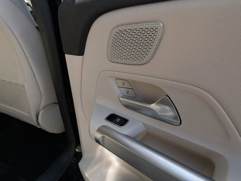 Used 2021 Mercedes-Benz GLB 250 4MATIC w/ Premium Package image 17