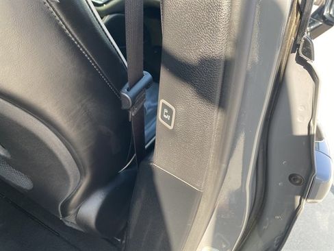 Used 2025 Chrysler Pacifica Limited image 14