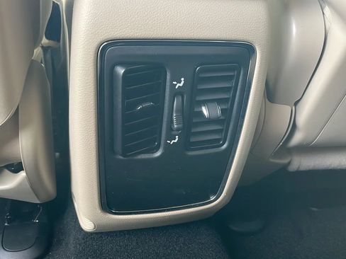 Used 2021 Jeep Grand Cherokee Laredo AWD/4WD image 19