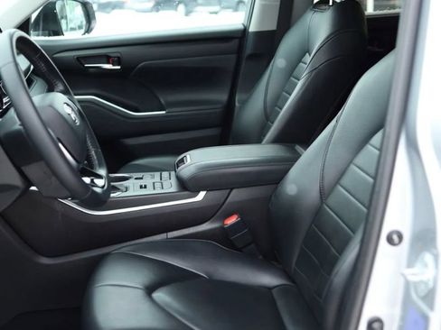 Used 2021 Toyota Highlander XLE AWD/4WD image 14