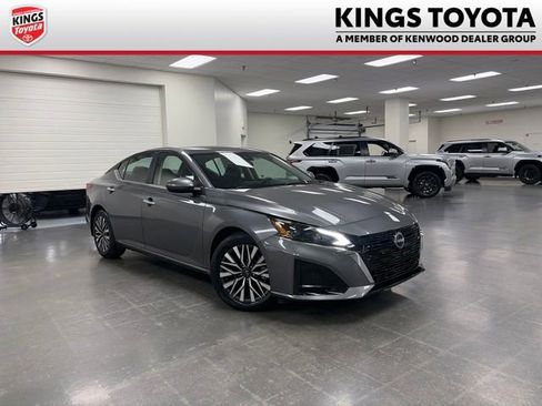 Used 2023 Nissan Altima 2.5 SV FWD image 1