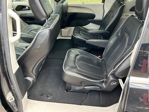Used 2023 Chrysler Pacifica Limited FWD image 38