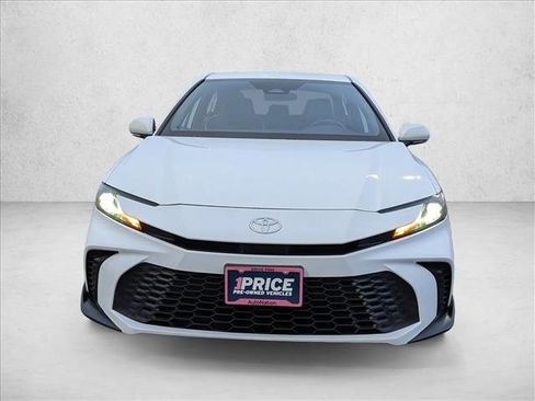 Used 2025 Toyota Camry SE image 2