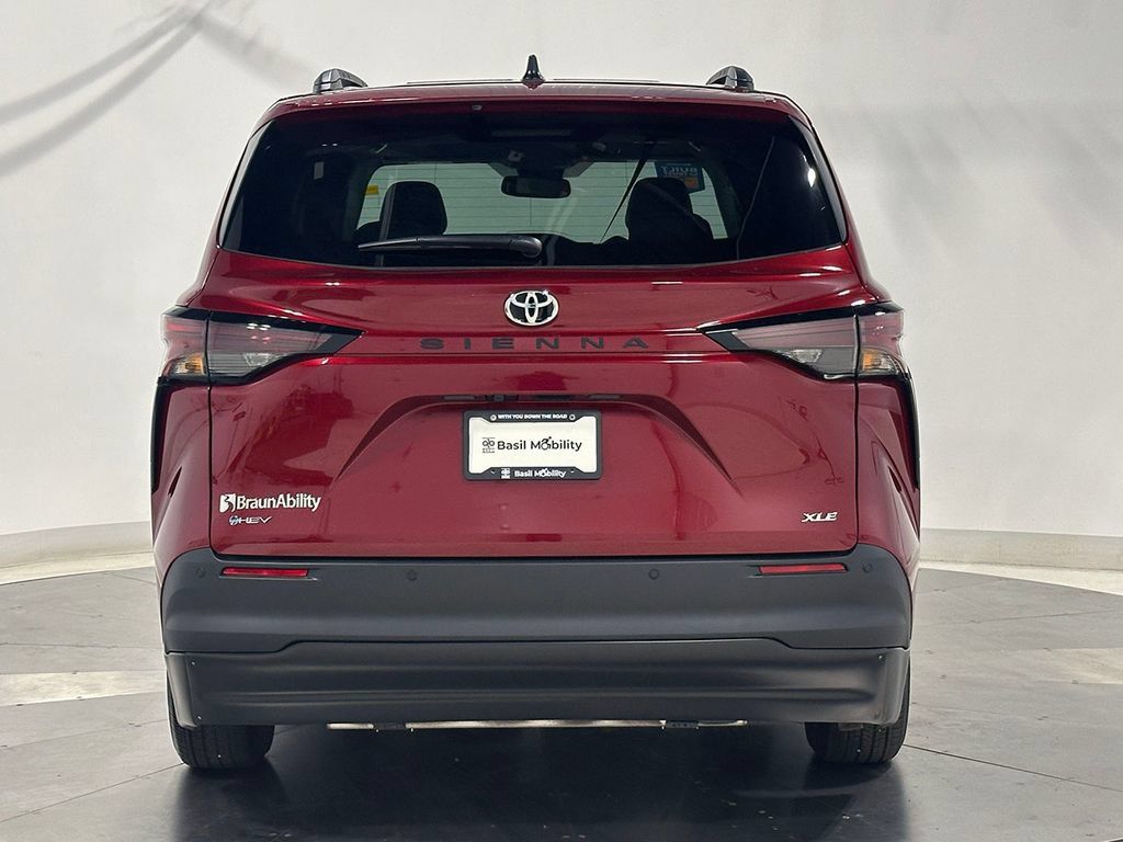 Used 2026 Toyota Sienna XLE FWD image 6