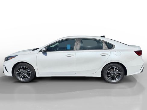 Used 2022 Kia Forte LXS w/ LXS Technology Package FWD image 2
