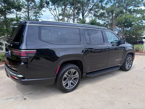 Used 2024 Jeep Wagoneer L Series II RWD image 9