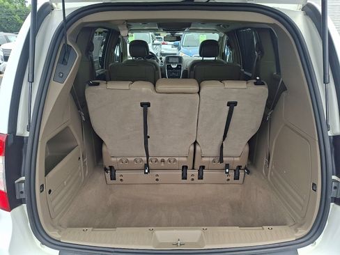 Used 2016 Chrysler Town & Country Touring-L FWD image 29