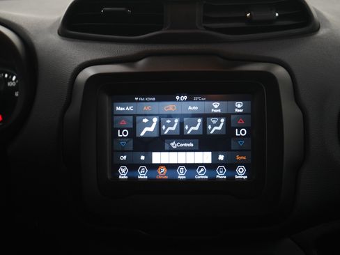 Used 2018 Jeep Renegade Latitude w/ Cold Weather Group AWD/4WD image 15