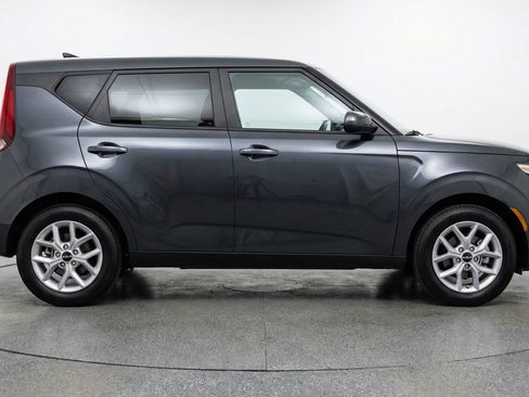Used 2025 Kia Soul LX w/ LX Technology Package FWD image 11