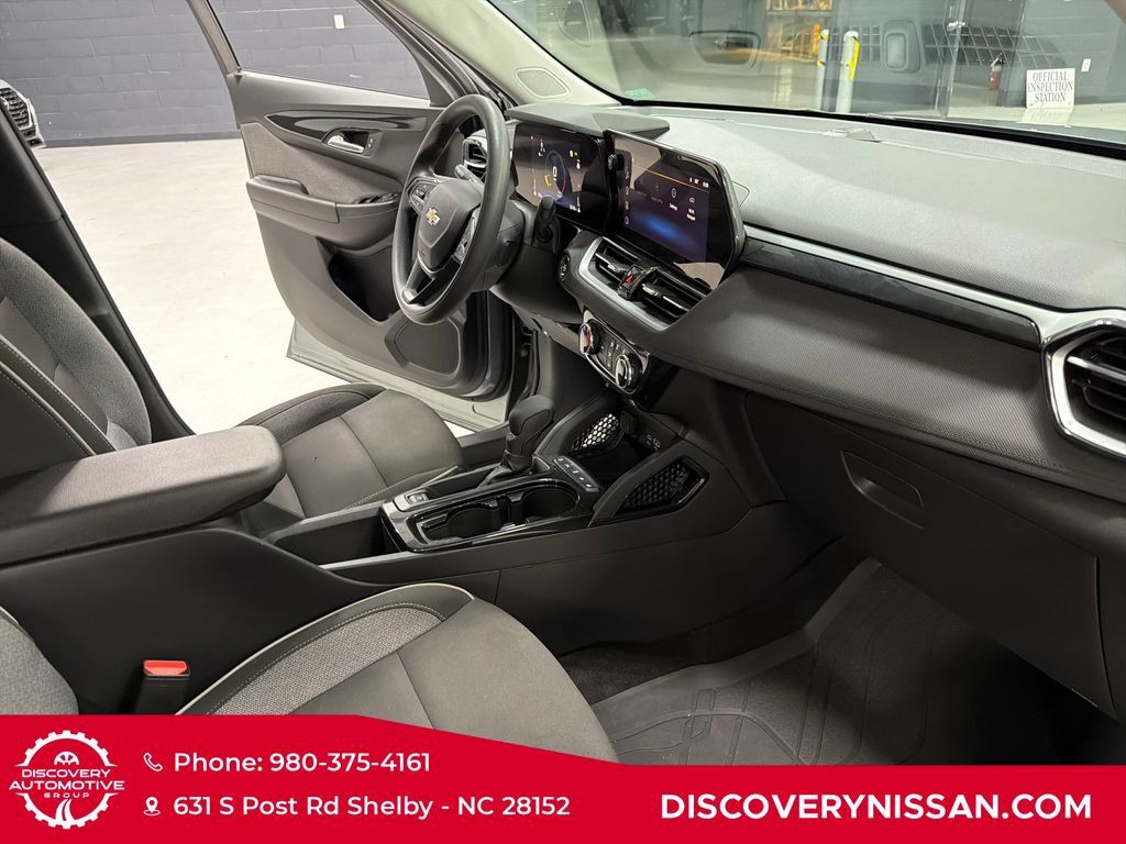 Used 2024 Chevrolet TrailBlazer LT w/ Driver Confidence Package FWD image 38