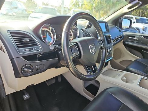 Used 2018 Dodge Grand Caravan SXT image 12