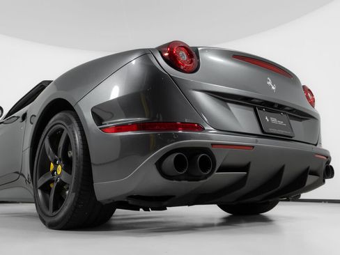 Used 2016 Ferrari California T RWD image 18