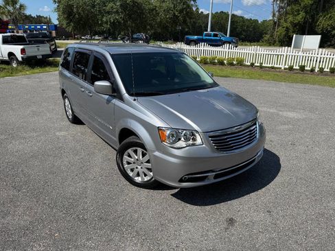 Used 2013 Chrysler Town & Country Touring image 38