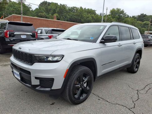 Used 2025 Jeep Grand Cherokee L Altitude AWD/4WD image 8