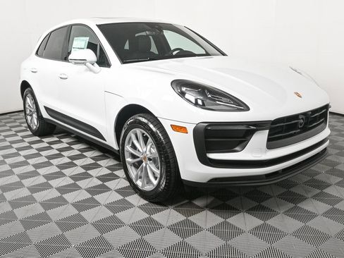Certified 2025 Porsche Macan image 27