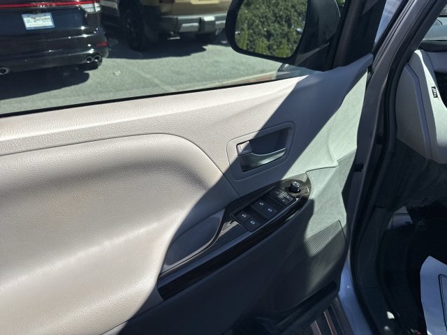 Used 2019 Toyota Sienna XLE Premium FWD image 11