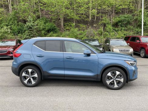 Used 2023 Volvo XC40 B5 Plus w/ Driver Assist Package AWD/4WD image 4