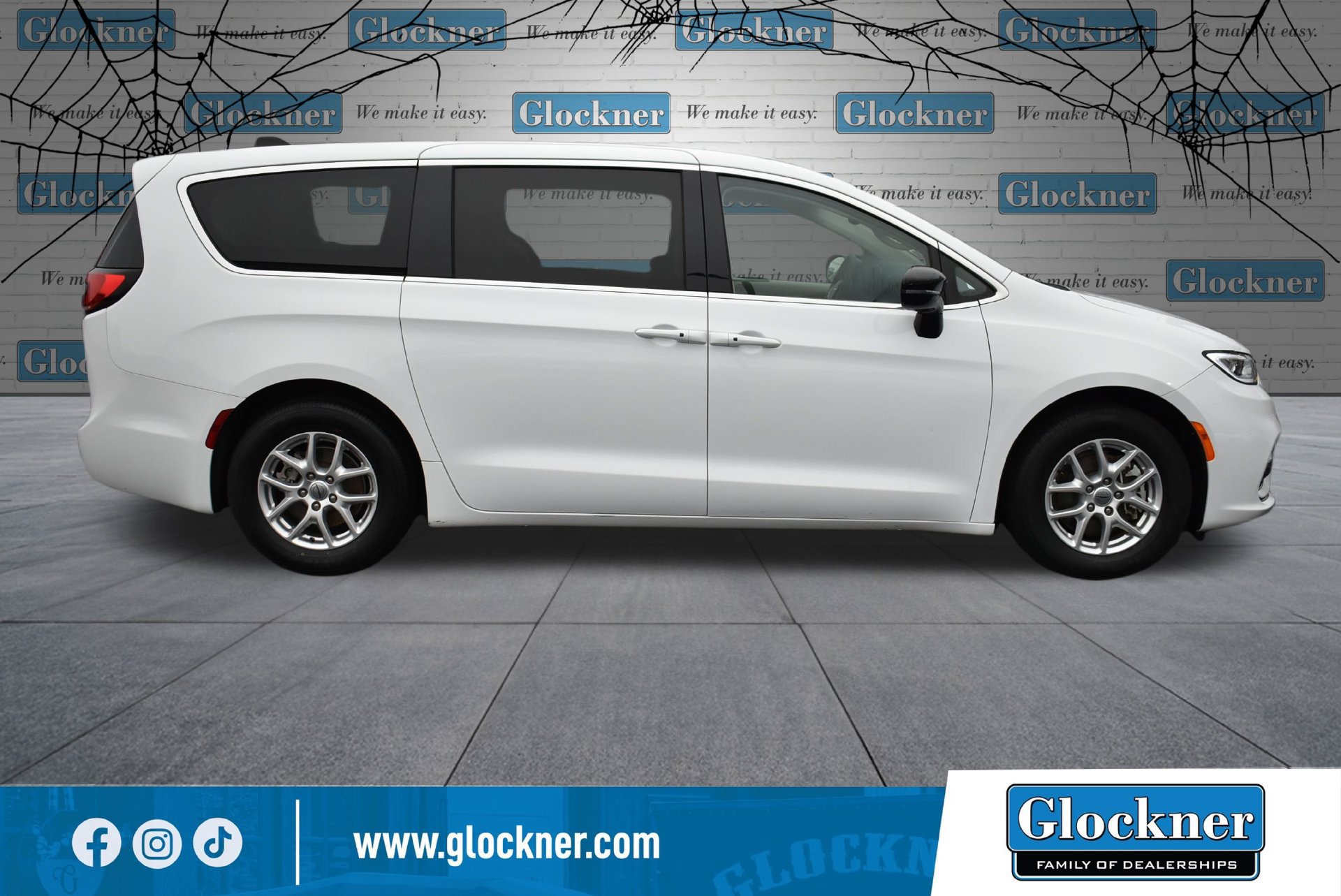 Used 2024 Chrysler Pacifica Touring-L FWD image 4