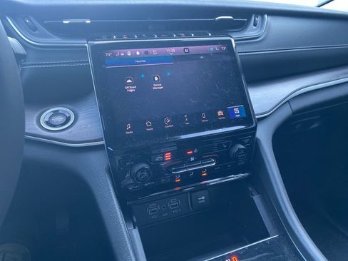 Certified 2024 Jeep Grand Cherokee Limited image 11