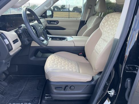 Used 2025 Nissan Armada Platinum RWD image 6