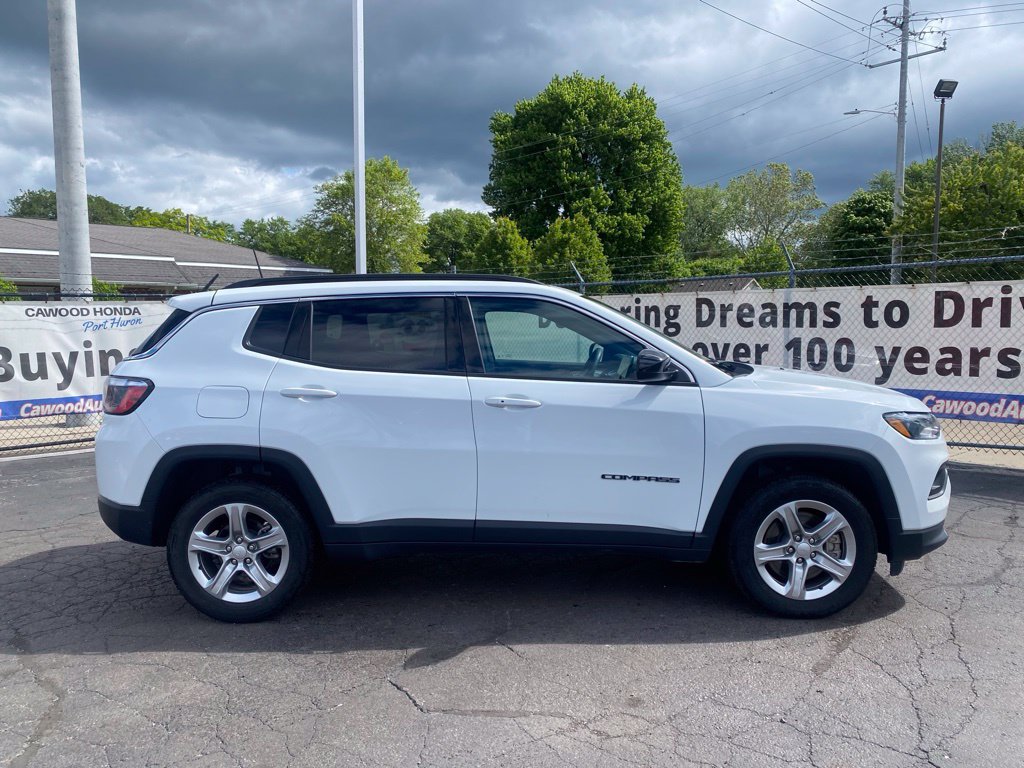Used 2024 Jeep Compass Latitude AWD/4WD image 2