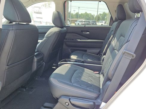 New 2026 Nissan Pathfinder Platinum FWD image 4