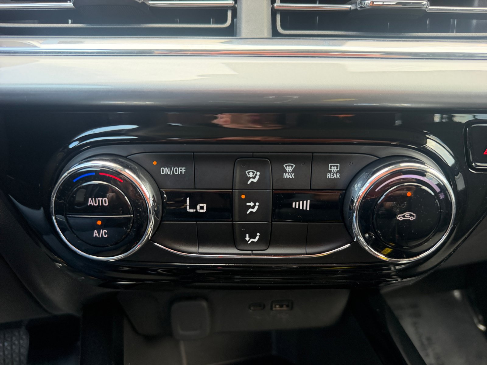 Used 2026 Chevrolet Trax LT FWD image 16