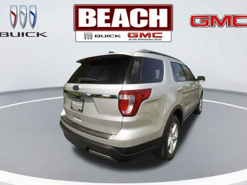 Used 2019 Ford Explorer XLT FWD image 3