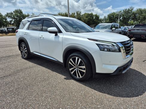 Certified 2025 Nissan Pathfinder Platinum w/ Cargo Package FWD image 10
