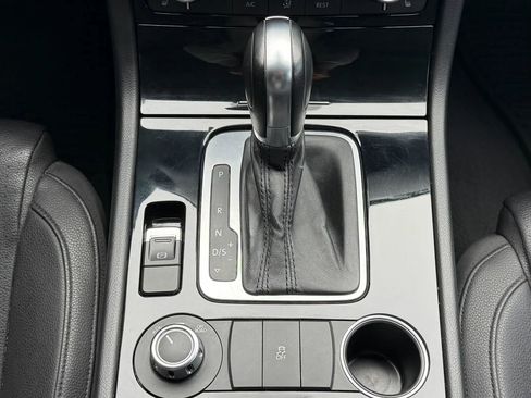 Used 2014 Volkswagen Touareg Sport image 19