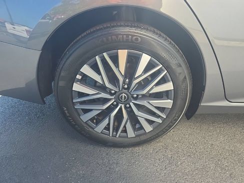 Used 2025 Nissan Altima 2.5 SV FWD image 7