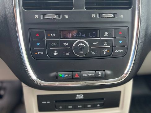Used 2014 Chrysler Town & Country Touring-L w/ Driver Convenience Group FWD image 17