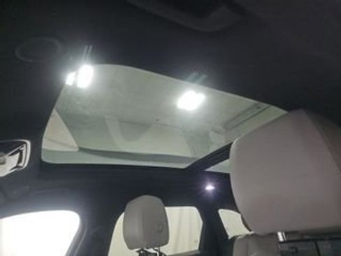 Used 2024 Land Rover Range Rover Velar Dynamic SE image 3