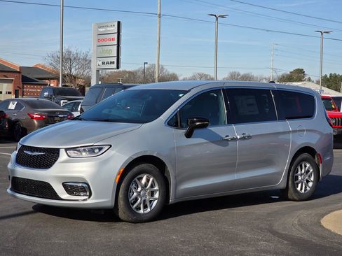 New 2026 Chrysler Pacifica Select image 2