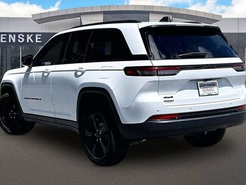 Used 2024 Jeep Grand Cherokee Altitude AWD/4WD image 12