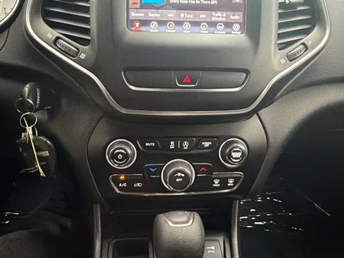 Used 2020 Jeep Cherokee Latitude FWD image 34