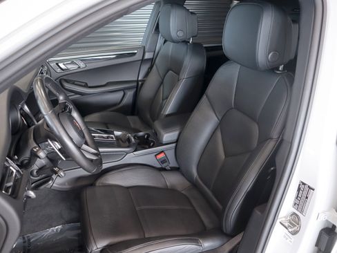 Used 2023 Porsche Macan image 5