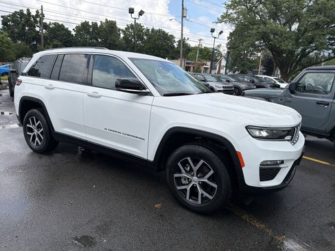 Used 2023 Jeep Grand Cherokee Limited AWD/4WD image 2
