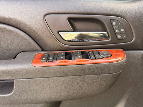 Used 2013 Chevrolet Avalanche LTZ image 22