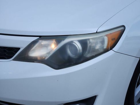 Used 2014 Toyota Camry SE w/ Moonroof Package FWD image 9