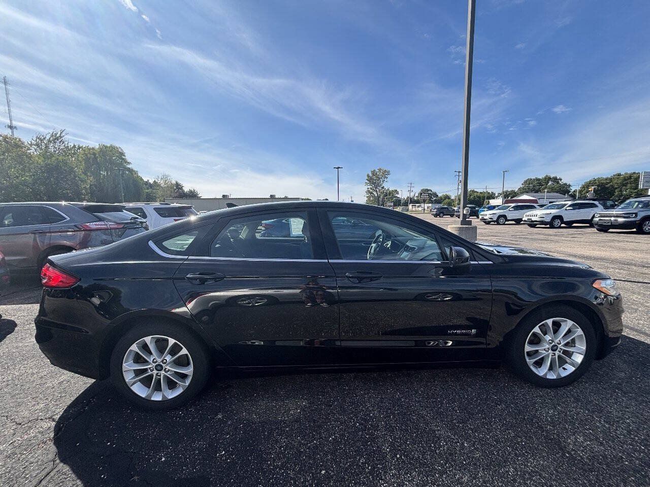 Used 2019 Ford Fusion SE FWD image 2