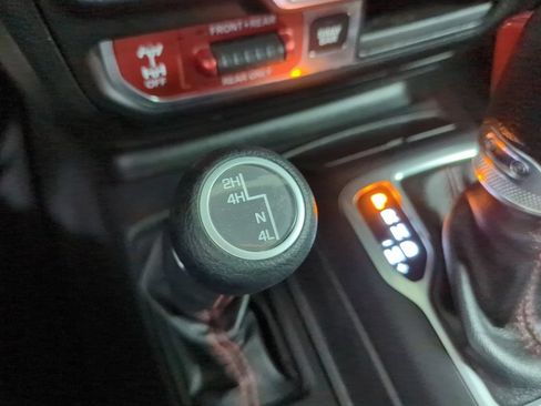 Used 2018 Jeep Wrangler Unlimited Rubicon AWD/4WD image 17