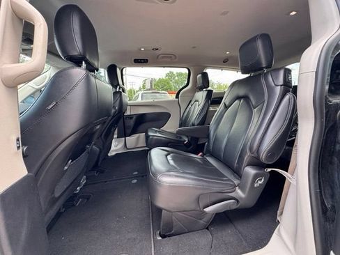 Used 2022 Chrysler Pacifica Touring-L FWD image 13