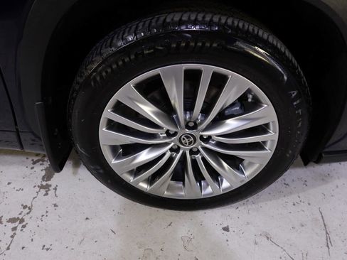 Used 2024 Toyota Highlander Platinum image 44