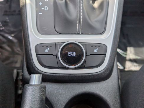 Used 2022 Hyundai Venue Limited image 23