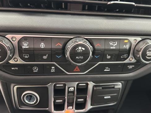 Used 2025 Jeep Wrangler Unlimited Sahara AWD/4WD image 22